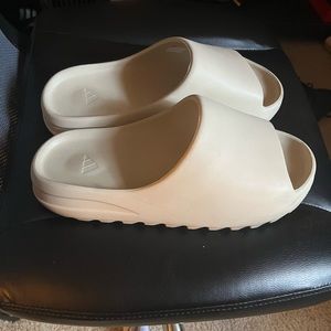 Used Yeezy slides sz 11